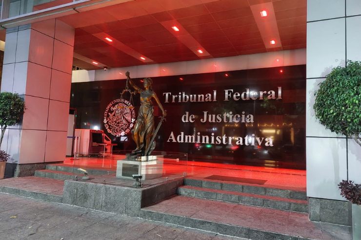 El Tribunal Federal de Justicia Administrativa se ilumina de rojo por el Día de la Salud y la Dignidad Menstrual