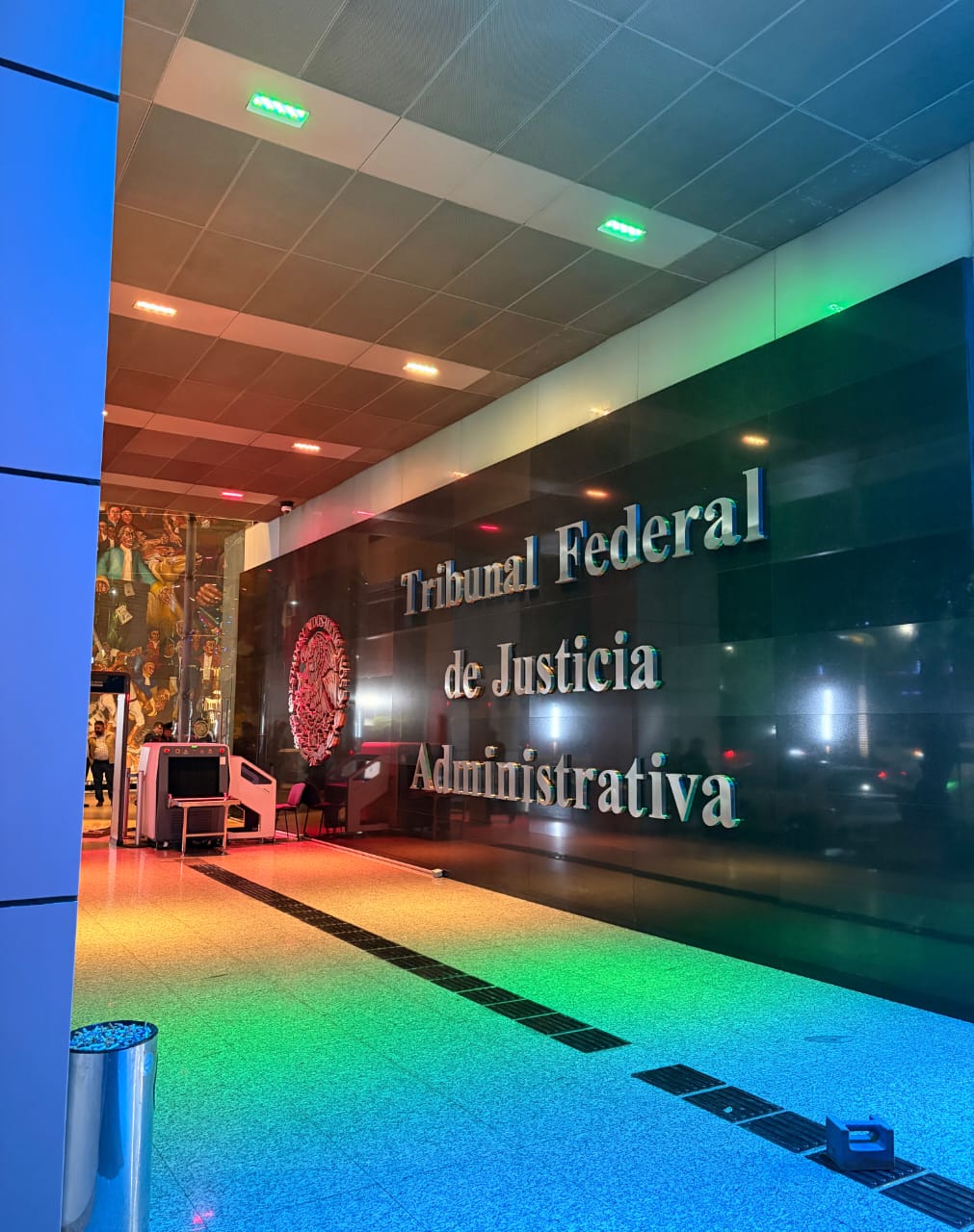 Torre “O” del TFJA se ilumina con los colores de la bandera LGBTIQ+ en el marco de la campaña de diversidad sexual