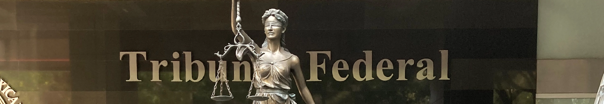 imagen de la estatua de temis en la entrada del tribunal federal de justicia administrativa
